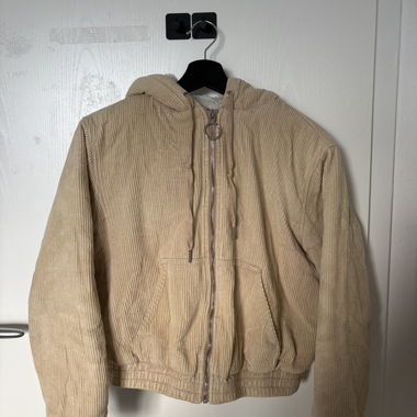 Giacca con cappuccio beige foderata in sherpa