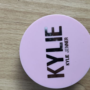 Kylie Jenner Setting Powder