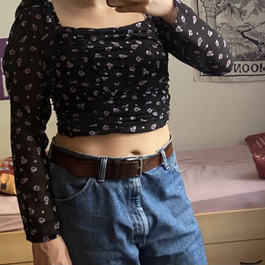 Blusa corta nera con fiori Fairy