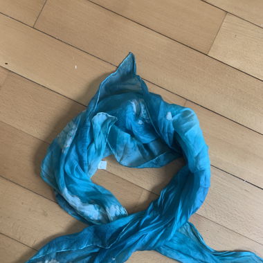 Blauer Seidenschal