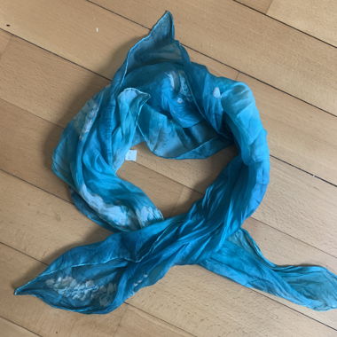Blauer Seidenschal