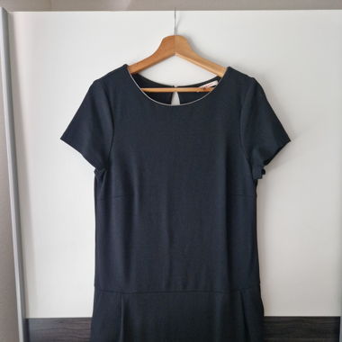 Schwarzes Kleid mit Taschen