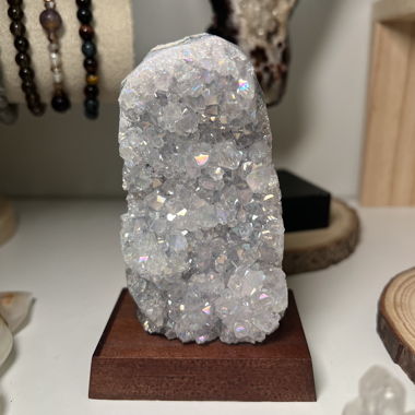 Géode de cristal en druse sur socle en bois