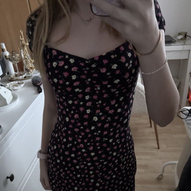 Rückenfreies Blumenkleid Bershka