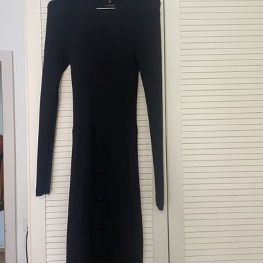 Abito nero in maglia a maniche lunghe