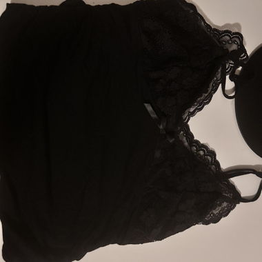 Schwarzes Top mit Spitze