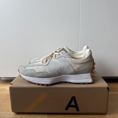 New Balance 327 Light Beige / blue sneaker