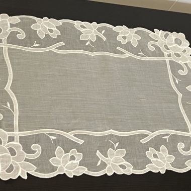 Set of 4 white lace doilies