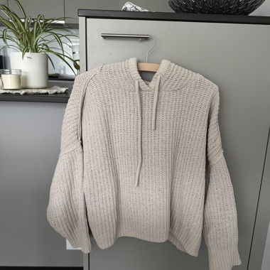 Beiger Strick-Hoodie mit Kapuze
