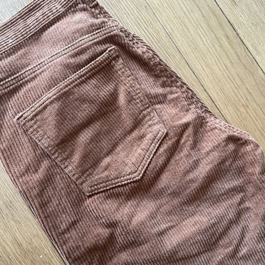 Pantalon en velours côtelé brun rouille