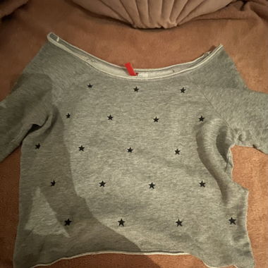 Felpa spalle scoperte con stelle y2k