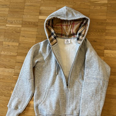 Burberry zipper FAKE!