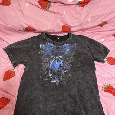 Schwarzes T-Shirt mit Grafik und kurzen Ärmeln
