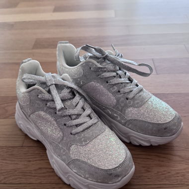 scarpe luccicose