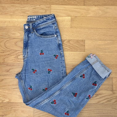 Jeans mit Kirschen