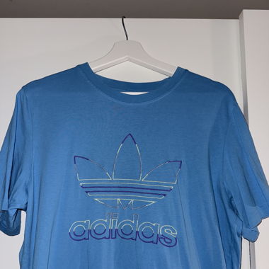 Blaues adidas shirt