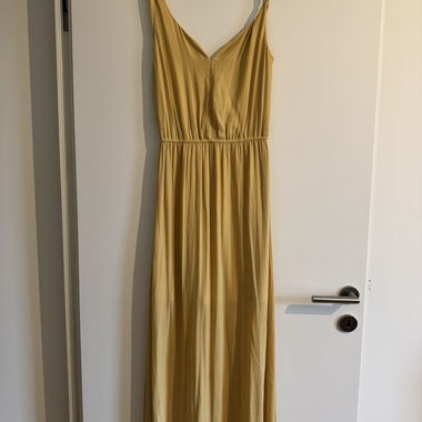 Maxi abito giallo con scollo a V