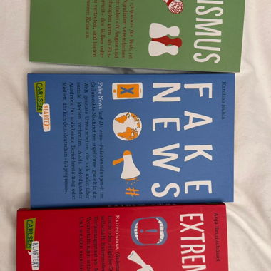 Set di libri “Populismo / Fake News / Estremismo”