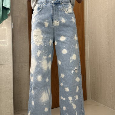 Jeans avec taches blanche et trous