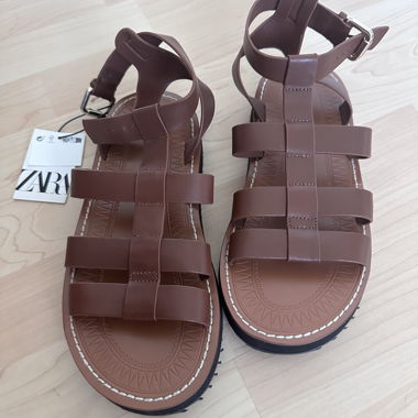 Sandales en cuir véritable marron neuves 37