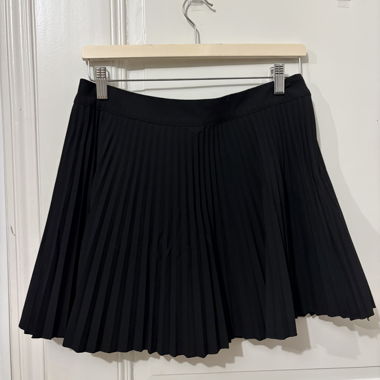 Schwarze Falten-Mini-Skort
