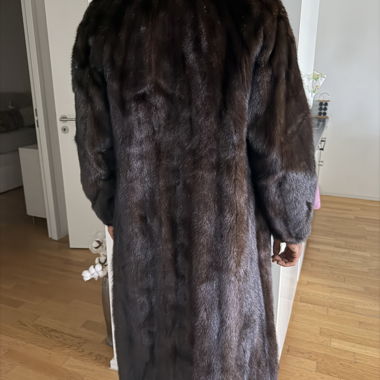 Brauner Pelzmantel