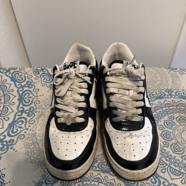Sneakers BAPE bianche e nere usate