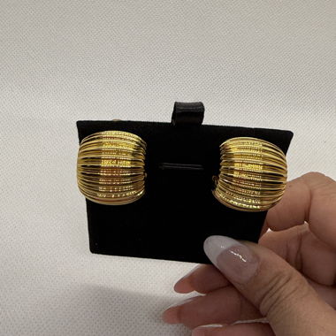 Goldfarbene Klappcreolen mit gerippter Oberfläche