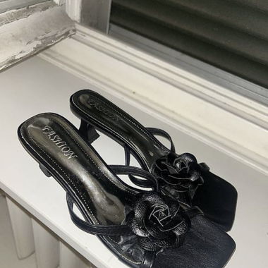 Paire de sandales à talons 