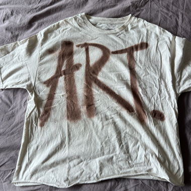 T-shirt bianco con scritta “ART”