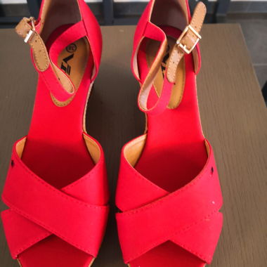 Rote Sandalen