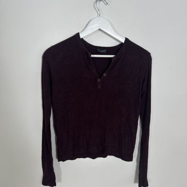 Bordeauxfarbenes Top mit Knopfleiste