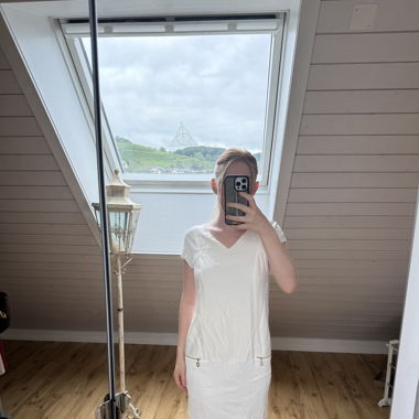 Weisses Kleid mit Reissverschluss Details 
