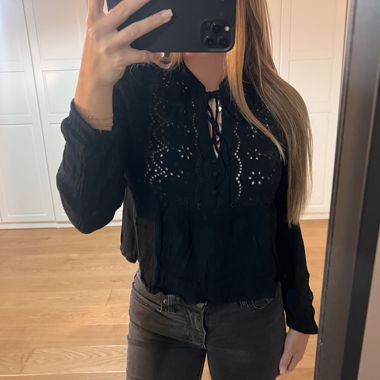 Blusa nera a maniche lunghe con ricamo