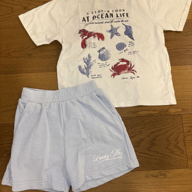 T-shirt e pantaloni in stoffa