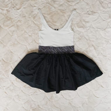 robe blanche et noire à volant