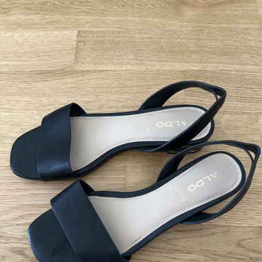 Schwarze Sandalen