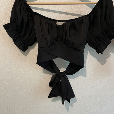 Schwarzes Off-Shoulder Wickel-Crop-Top