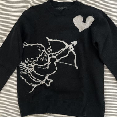 Maglione nero con stampa angelo