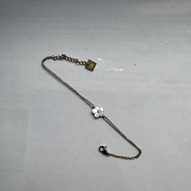 Bracelet chaîne fleur blanche
