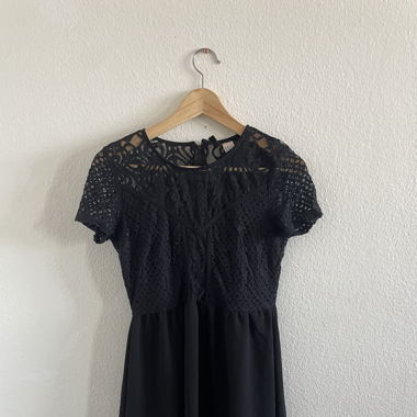 Schwarzes Kleid
