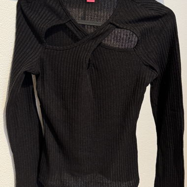 Urban Threads Schwarzes Rib-Top mit Cut-out 