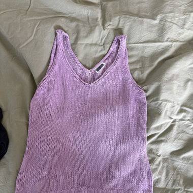 Gestricktes violettes Top mit V-Ausschnitt