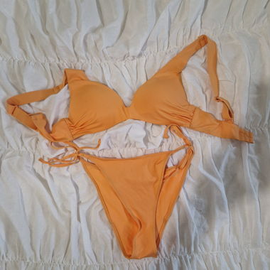 Orangefarbenes Bikini