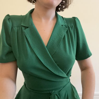 grünes Wickelkleid