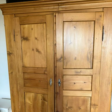 Bauernschrank mit Kranz