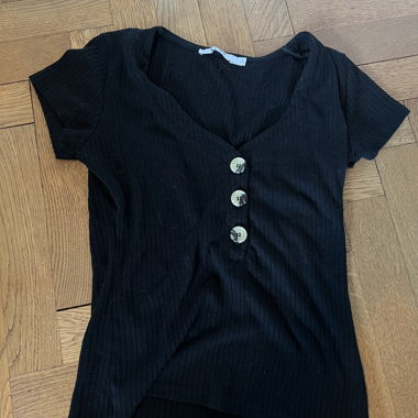 Top nero con bottoni davanti
