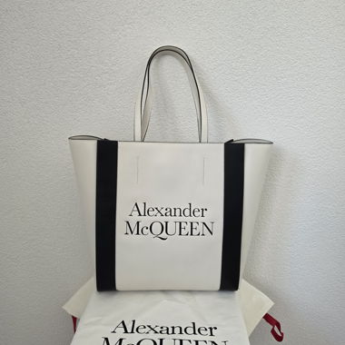 Shopper Alexander McQueen