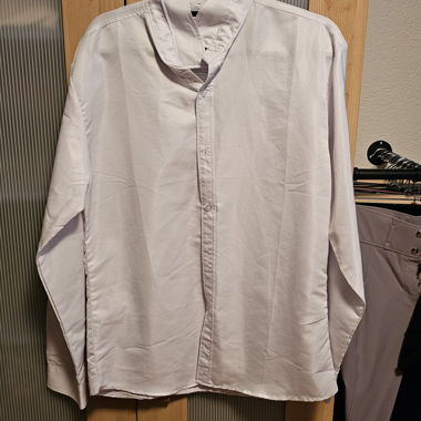 Chemise claire à col montant