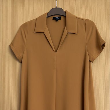 Robe beige à manches courtes 